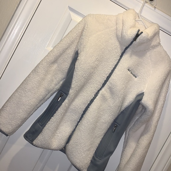 Columbia White Fuzzy Jacket.  M - Picture 4 of 5